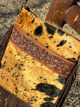 Load image into Gallery viewer, COWHIDE CONCEALED & CARRY HANDBAG 🐮