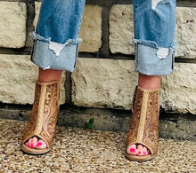 Load image into Gallery viewer, HAND TOOLED LEATHER HEELS 🤠
