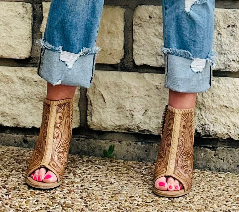 HAND TOOLED LEATHER HEELS 🤠