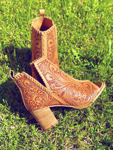 Load image into Gallery viewer, HAND TOOLED LEATHER HEELS 🤠
