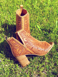 HAND TOOLED LEATHER HEELS 🤠
