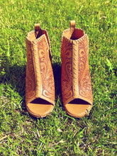 Load image into Gallery viewer, HAND TOOLED LEATHER HEELS 🤠
